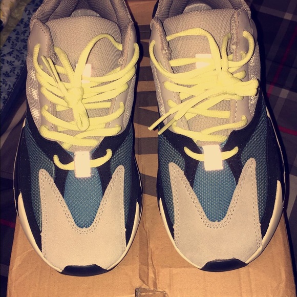Yeezy Boost 700 - Picture 2 of 3